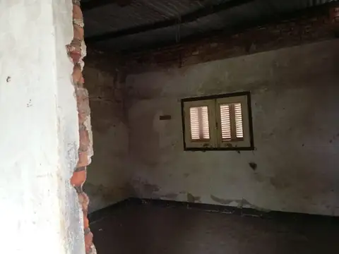 LOTE EN VENTA CON CONSTRUCCION A RECICLAR, BCE