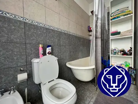 Casa 10 ambientes con 2 baños