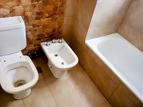 DEPARTAMENTO FRENTE CON BALCÓN