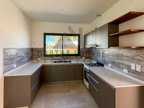 Casa en Alquiler en Santo Tomas, USD 1.300