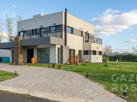 Casa 4 ambientes con 4 baños