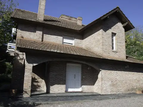 Casa en Alquiler con 1 cochera