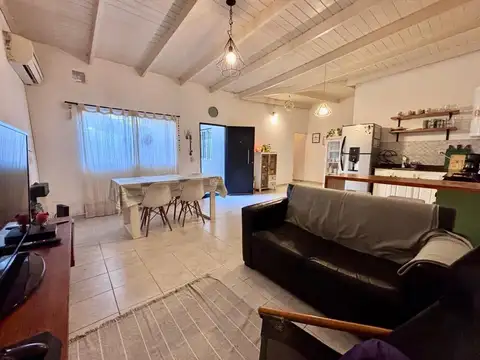 VENTA CASA RECICLADA DE PASILLO  ARROYITO