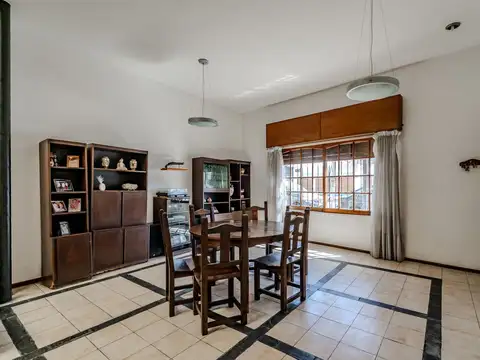 Casa 5 ambientes con 2 baños