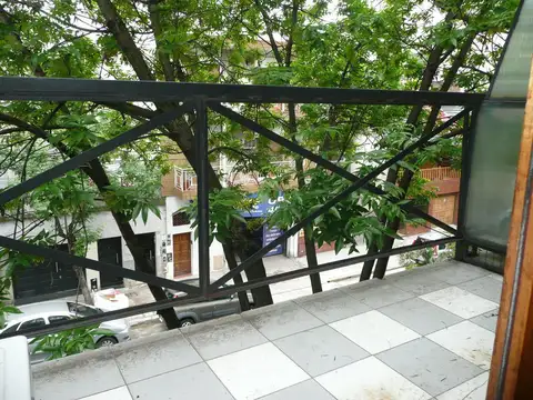 Monoambiente en venta con balcon al frente muy luminoso