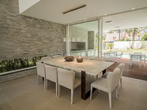 Casa 5 ambientes con 4 baños