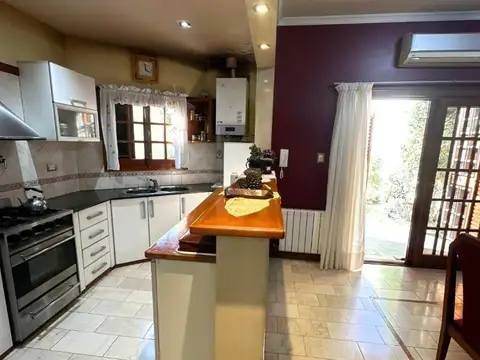Casa 4 ambientes con 2 baños