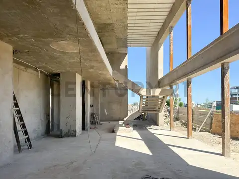 Casa 8 ambientes con 5 baños
