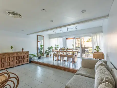 Casa en Venta con 3 cocheras