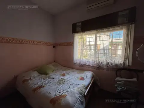 CASA CON AMPLIO LOTE