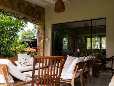 Casa 10 ambientes con 4 baños