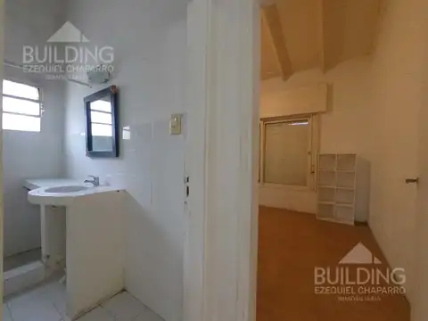 Casa en venta - 2 dormitorios - escritorio - 1 baño - pileta - quincho - cochera descubierta - parqu
