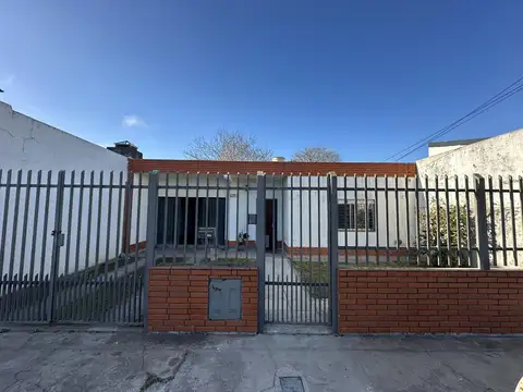 Casa en Venta de 4 ambientes. Lavadero. Con patio y cochera. Centro Zarate