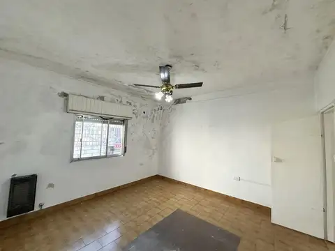 Casa en Venta de 4 ambientes. Lavadero. Con patio y cochera. Centro Zarate