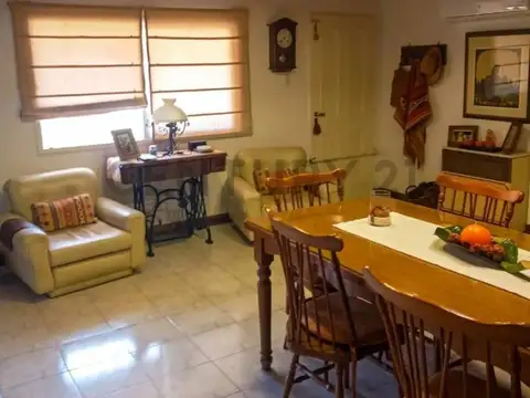 Casa 7 ambientes con 2 baños