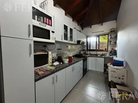 Casa de 4 ambientes con jardin y fondo en Wilde