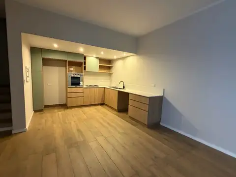 Venta casa de pasillo de 3 dormitorios en barrio Lourdes, Rosario.
