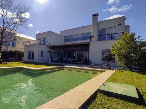Casa en Venta con 7 cocheras