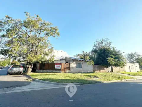 Casa en Venta de 6 amb. 3 dormitorios y patio. Centro Campan