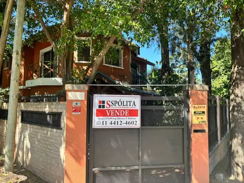 CHALET 4 AMBIENTES CON FDO .LIBRE, PILETA Y COCHERA