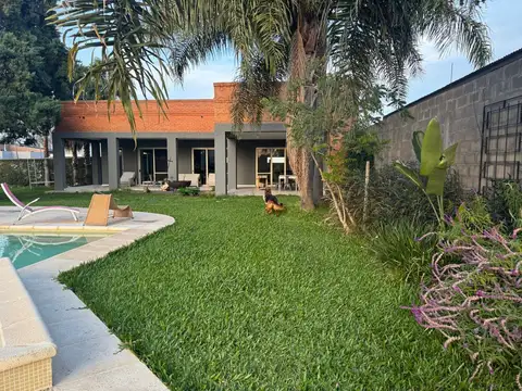 Casa en Venta con 3 cocheras