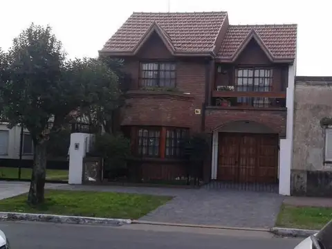 Casa en venta - 3 Dormitorios 3 Baños - Quilmes