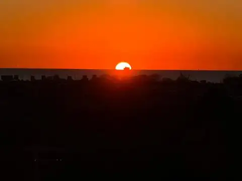 Duplex de dos ambientes, vista abierta a verde y al río