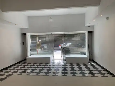 Local con baño y vidriera de blindex