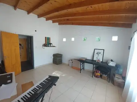 Casa sobre lote de 10 x 46 mt. 2 dormit. living, coc. comedor, galería. Amplio fondo. Entrada vehíc.