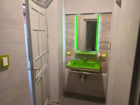 Casa 10 ambientes con 2 baños