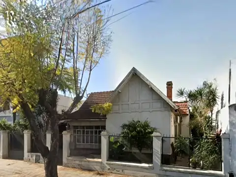 Casa sobre amplio lote