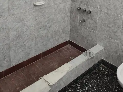 VENTA - MUY BUEN CHALET 4 AMB C/GARAGE Y PATIO! ADROGUE