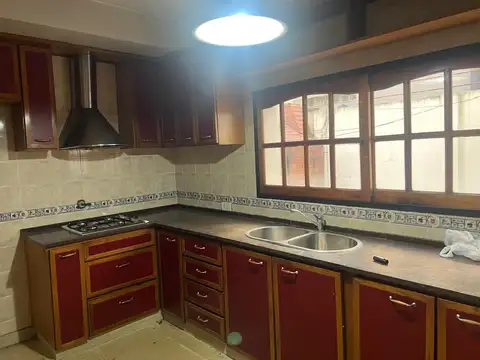 VENDO CASA  5 AMBIENTES EN LINIERS CON GARAGE PATIO Y PARRILLA