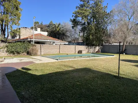 Casa 6 ambientes con 2 baños