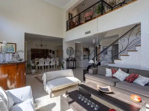 Casa en Venta con 2 cocheras