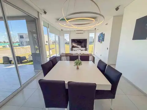 Casa en Venta con 2 cocheras