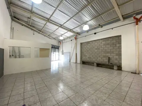 Local en Alquiler en Coghlan, $ 3.000.000