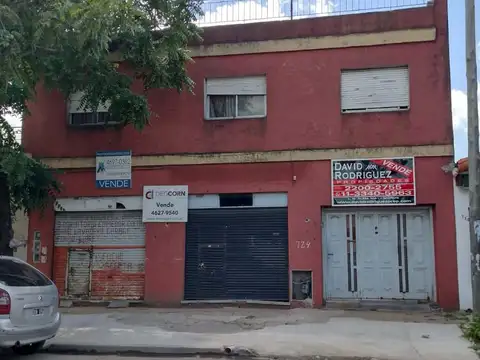 CASA EN DOS PLANTAS SOBRE AVENIDA EN MORON SUR