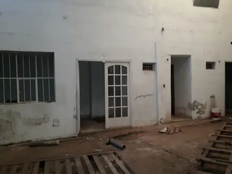 GALPON COMERCIAL - VARIOS DESTINOS - BARRIO HIPODROMO -