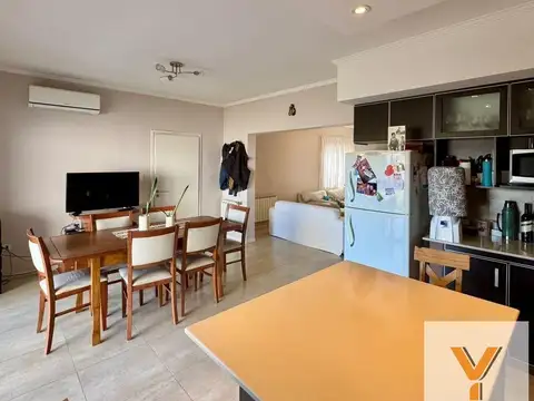Casa 8 ambientes con 2 baños