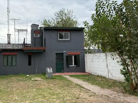 Casa en venta o alquiler con 2 Locales en la Reja  234m2