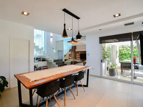 Casa en Venta con 2 cocheras