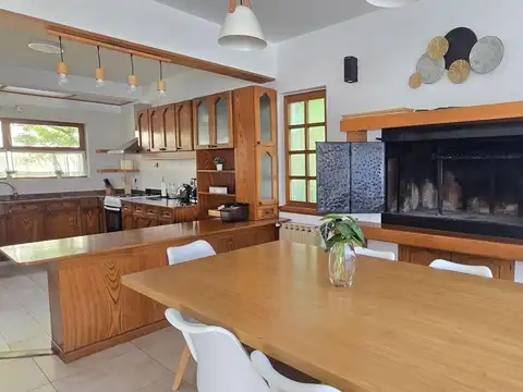Casa 6 ambientes con 2 baños