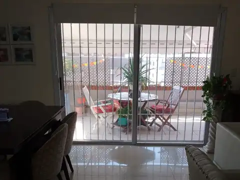 Semi piso con garage, sum y pileta en venta, Castelar