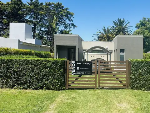 Casa en barrio cerrado. 143 entre 515 y 517.
