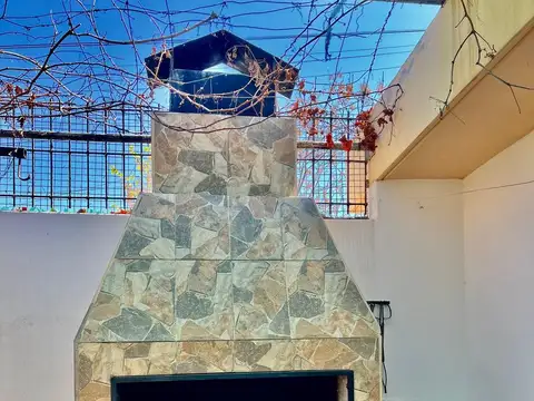 Casa 6 ambientes con 2 baños