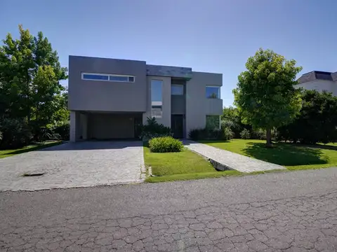 Casa en venta c/ cochera en La Lomada