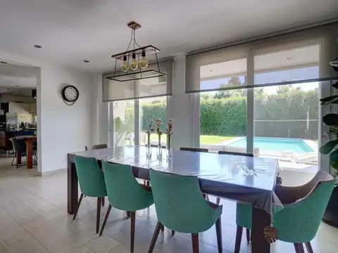 Casa en Venta con 3 cocheras