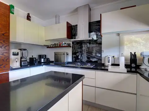 Casa en venta c/ cochera en La Lomada