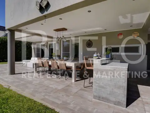 Casa en Venta con 3 cocheras